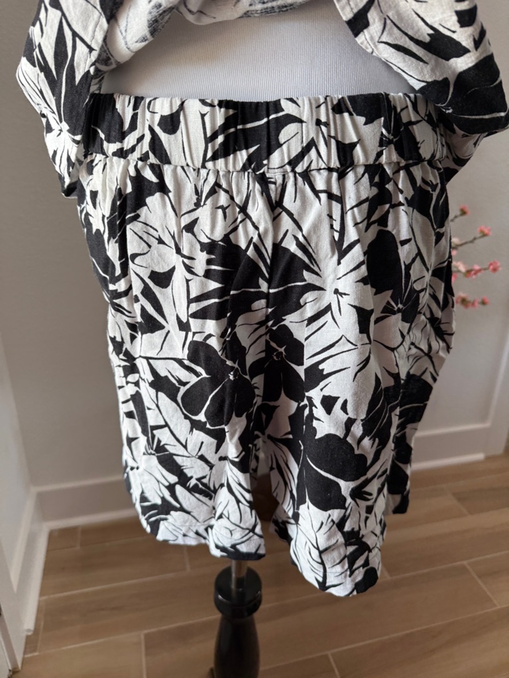 Michael Kors Black and White Floral Print linen Top and shorts - Picture 6 of 6
